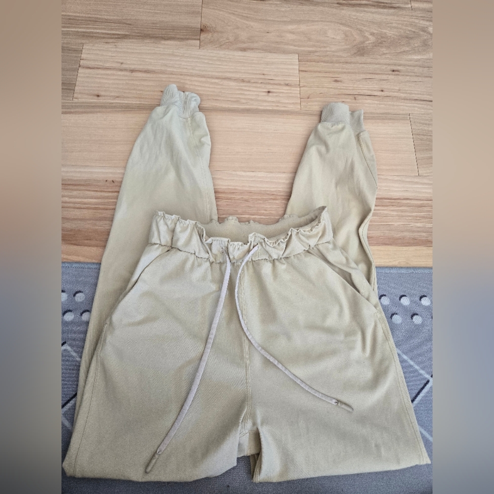 LULULEMON Keep Moving Joggers.